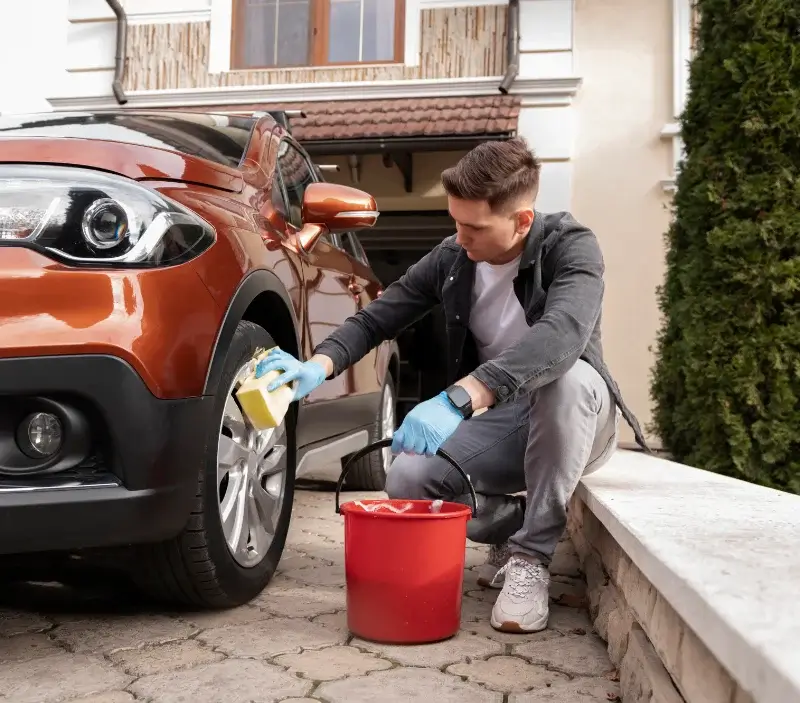 Lavage auto à domicile Lons-le-Saunier : professionnel intervenant sur un véhicule
